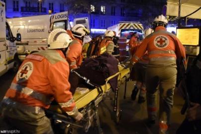 + hétköznapi Háttér: alakok + fal Mise en scène: fókusz a kép közepén Procedúra: A kamera nézőpontja: szemből mutatja Mozdulatok: a mentős éppen a sérültet látja el, a civil is ott guggol mellettük +