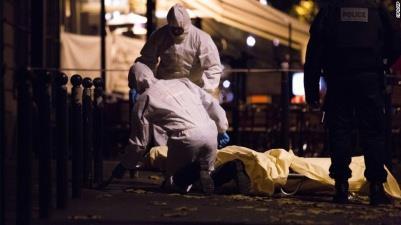 Öltözet: mentős + tűzoltó + hétköznapi Háttér: mentőautó + fények Mise en scène: fókusz a kép közepén Procedúra: A kamera nézőpontja: szemből mutatja Mozdulatok: a mentősök rohannak a hordágyon fekvő