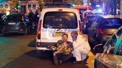scène: fókusz a kép közepén Procedúra: A kamera nézőpontja: szemből mutatja Mozdulatok: az idősebb nő átkarolja a fiatalabbikat + a kamerás közben nagyon közelről veszi az eseményeket Mimika: