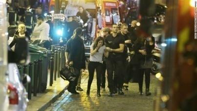 Öltözet: mentős + alufólia dzseki Háttér: alakok + mentőautó Mise en scène: fókusz a kép közepén Procedúra: A kamera nézőpontja: szemből mutatja Mozdulatok: a mentős telefonál, segítséget hív a