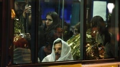 Feketék/fehérek: fehérek Pozitúra/proxemika: a földön térdelnek Öltözet: hétköznapi Háttér: virágcsokrok Mise en scène: fókusz a kép bal oldalán Procedúra: A kamera nézőpontja: szemből mutatja