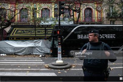 A kamera proxemikája: távoli kép Effektek: az előtér éles, a háttér homályos Időfaktor: lassú idő Processzus: A kép szándéka: a vérvörös Paris felirattal a mészárlás kegyetlenégét hívják elő A kép