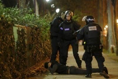 francia zászlóval, virággal Nem: férfiak + nők Kor: vegyes Feketék/fehérek: fehérek Pozitúra/proxemika: egymás mellett és mögött állnak Öltözet: hétköznapi Háttér: 6 alak Mise en scène: fókusz a kép