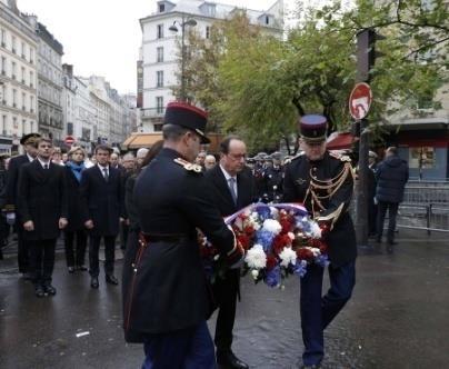 Kor: idősebb női kéz Feketék/fehérek: fehér női kéz Pozitúra/proxemika: a gyertyák és virágok a vér mellé vannak elhelyezve Öltözet: Háttér: beton + cipő Mise en scène: fókusz a kép közepén