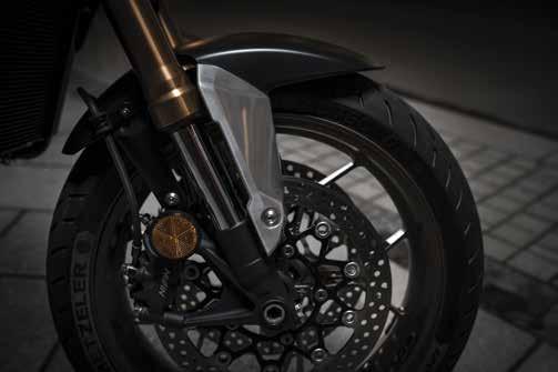 GÉP A JAVÁBÓL Az új, 2019-es CB650R ultrakompakt konstrukcióját és erőt sugárzó megjelenését a CB1000R Neo Sports Café minimalista, retró formajegyei határozzák meg.
