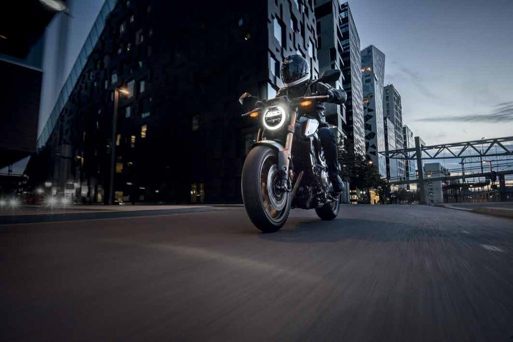 SPECIFIKÁCIÓK MOTOR Motorkonstrukció CB1000R Folyadékhűtésű, DOHC-vezérlésű, soros, négyhengeres Összlökettérfogat 998 cm 3 649 cm 3 CB650R Soros, négyhengeres, négyütemű, 16 szelepes,