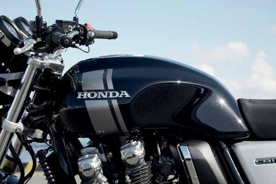 óra alkotta műszeregysége a Honda hőskorába repít vissza. Mindazonáltal a jelenkor nyomai is felfedezhetők a modellen.