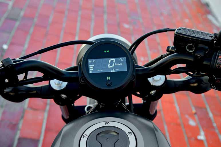 A 120 mm átmérőjű, puskát idéző kipufogódobból jelleg zetes, mélyen pulzáló hang árad, így a külső szemlélő számára sem