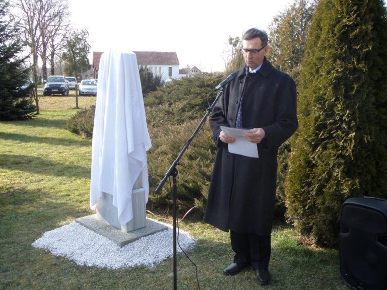 Szakál Péter esperes igét hirdet.