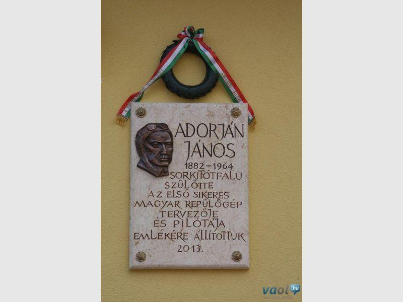 Adorján János, az első sikeres magyar repülőgép tervezőjére emlékeztet ez az emléktábla, amit V.