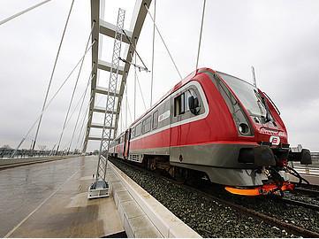 A szinte végig egyvágányú, jelenleg maximum 60-100 km/óra sebességgel és számos sebességkorlátozással járható vasútvonalon legfeljebb 700 méter hosszú vonatok közlekedhetnek, tengelyenként maximum