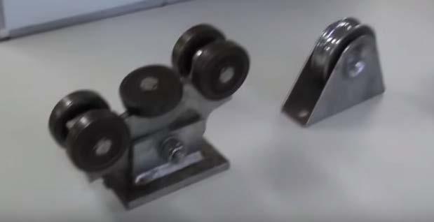 A kapu 4 db d60-as beépített görgőn halad, melyek egy 8,5 m hosszú sínre illeszkednek.