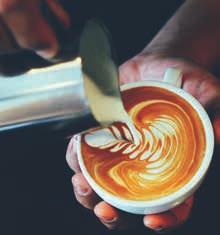 2003 óta foglalkozunk kávés képzésekkel, 2006 óta rendszeresen szervezünk egész hetes barista tanfolyamokat. Az elmúlt 15 évben több ezer tanulót segítettünk elindulni a kávés szakmában.