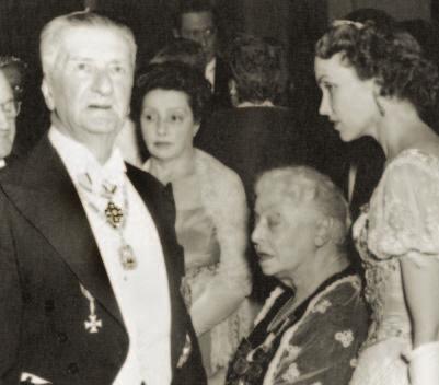 A Magyar Érdemrend Szent Koronával ékesített nagykeresztjének csillaga kardokkal tett, valamint az úgynevezett flottakabát, melyet Ferenc József -nek neveztek, továbbá teljes díszben a tengerészfrakk.