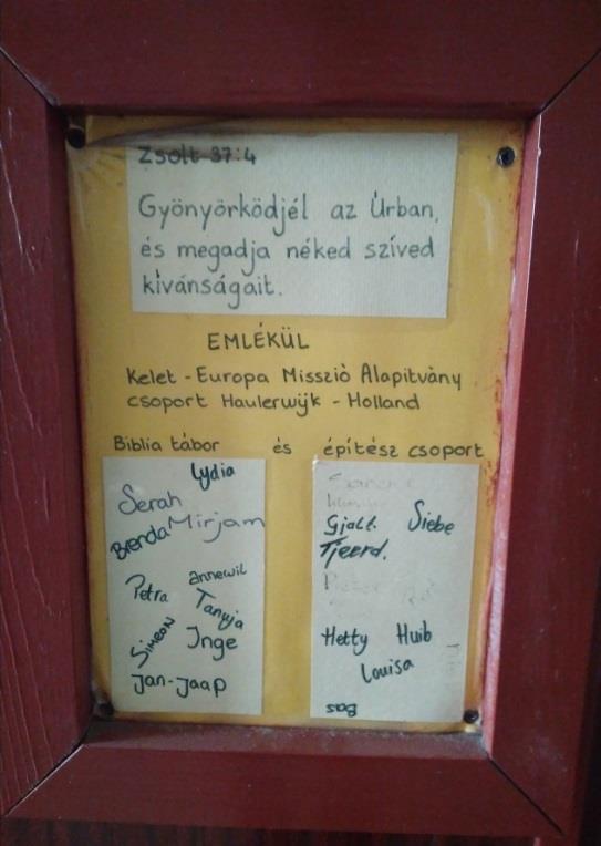 általános iskolában egy zsoltár idézet. A hitre nevelő ábrák a kisebbség nyelvén olvashatóak. 32. kép.