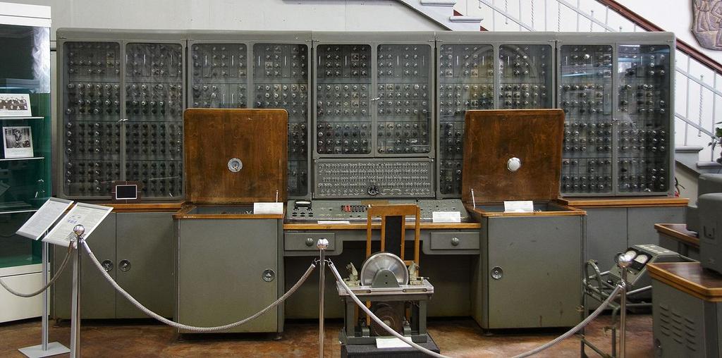 Elektroncsöves számítógépek: Ural-2 Szovjet elektroncsöves számítógép, 959 és 964 közöt 39 db készült belőle.