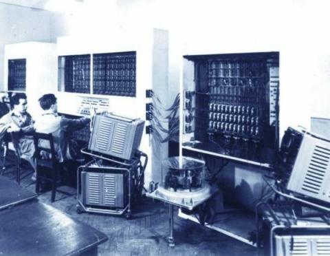 Elektroncsöves számítógépek: M-3 z M 3 első generációs számítógép. z MT Kibernetikai Kutatócsoportja által, szovjet tervdokumentáció alapján, az első Magyarországon építet elektronikus számítógép.