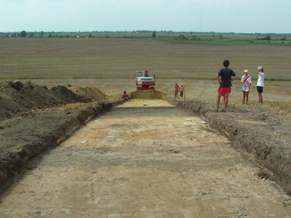 7. kép Sánccal árokkal körülvett őskori földvár feltárása a Tételhegyen, 2006 Szentpéteri József felvétele Tisztában vagyunk azzal, hogy még csak a kutatómunka legelején tartunk, és még számos