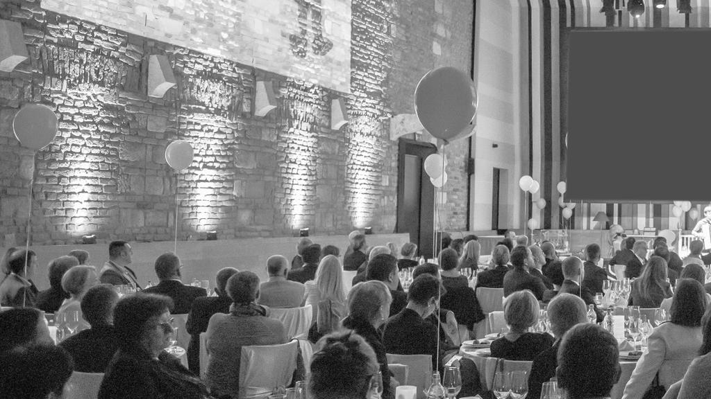 12 A GÁLA THE GALA -FRIENDLY COM FAMILY OF THE YEAR PANY Az Év Családbarát Vállalata-díjakat 2015 óta ünnepélyes keretek között adjuk át a Családbarát Vállalat gálán.