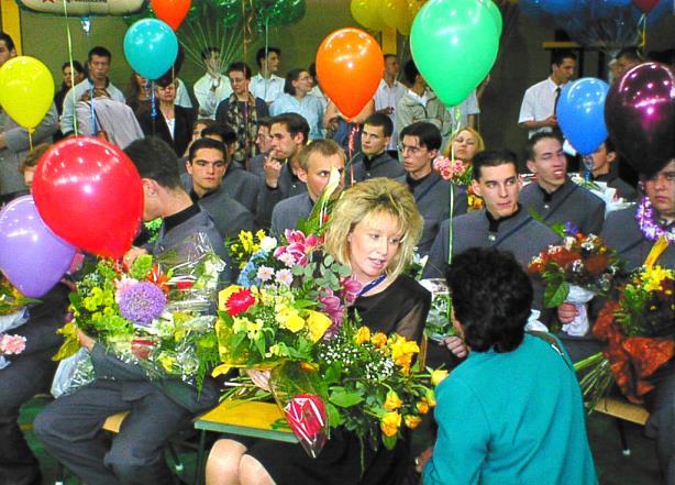 Az előző tanévben (2001/2002-ben) végeztek az első világbanki osztályaink A kellemetlen időjárás miatt a ballagási ünnepséget a