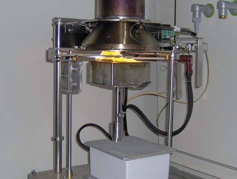 si termék adja, amelyet egy ég! tárgy (Single Burning Item) hatásának teszünk ki. Az egy ég! tárgyat homokágyon átáramló propángáz lángja modellezi a szoba sarkában. A vizsgálat id!tartamának, az ég!