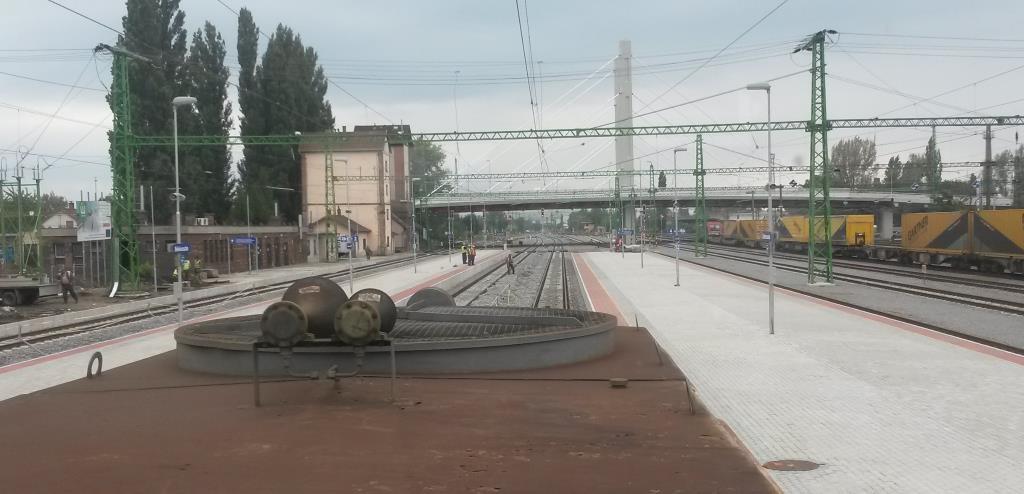 3. ábra: láthatósági próba 2015. október 14-én (fotó: MÁV Zrt.) Jelfeladás csak a vágányok egy kis részén, szakaszosan lett kiépítve, ám az üzembe helyezéskor (2015.