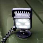 2 Cikkszám: 99243-78R00-000 2 LED-ES KERESŐLÁMPA Masszív, vízálló, 12 V-os aljzatról üzemeltethető, gumival burkolt