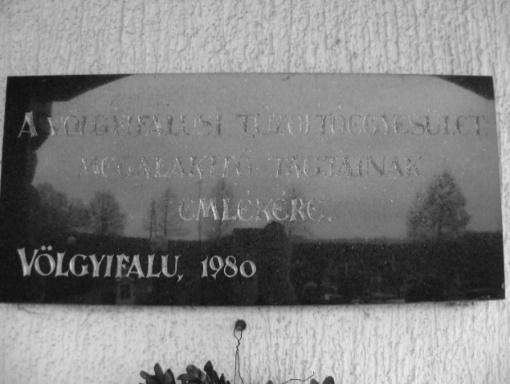 érzelmi többlet is: a tisztelet, a megbecsülés, a szeretet az alapító tagok iránt, ezzel (is) magyarázható a lazább írásmódú szubstandard változat (A VÖLGYIFALUSI TÜZOLTÓEGYESÜLET MEGALAKITÓ