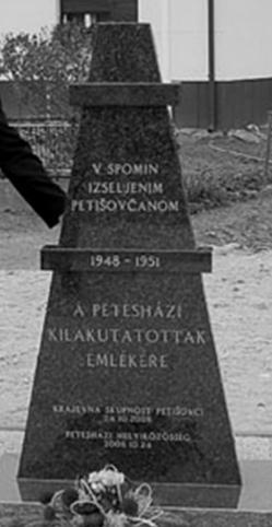 A szlovén feliratrész van felül (V SPOMIN IZSELJENIM PETIŠOVČANOM A kilakoltatott petesháziak emlékére ), a betűtípus ugyanaz, a betűnagyság viszont eltérő, mégpedig kisebb, mint a magyar szövegben