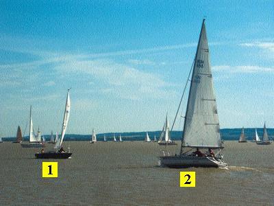 24. Az 1-es számmal jelzett vitorlás kishajó jobb oldali, míg a 2-es számmal jelzett vitorlás kishajó bal oldali széllel vitorlázik. Összeütközés veszélye esetén melyik köteles kitérni?