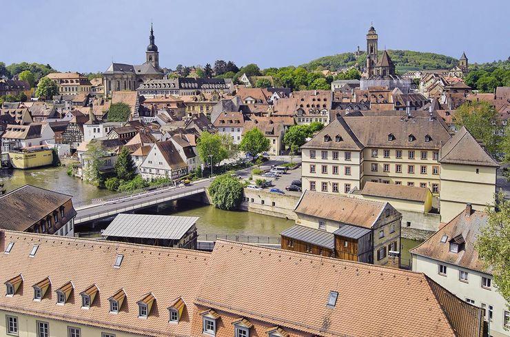 A Bambergi Modell Történeti (kis?)város Bajorországban (72 ezer lakos), Németország legnagyobb történeti belvárosa (142 hektár), számos magántulajdonossal.