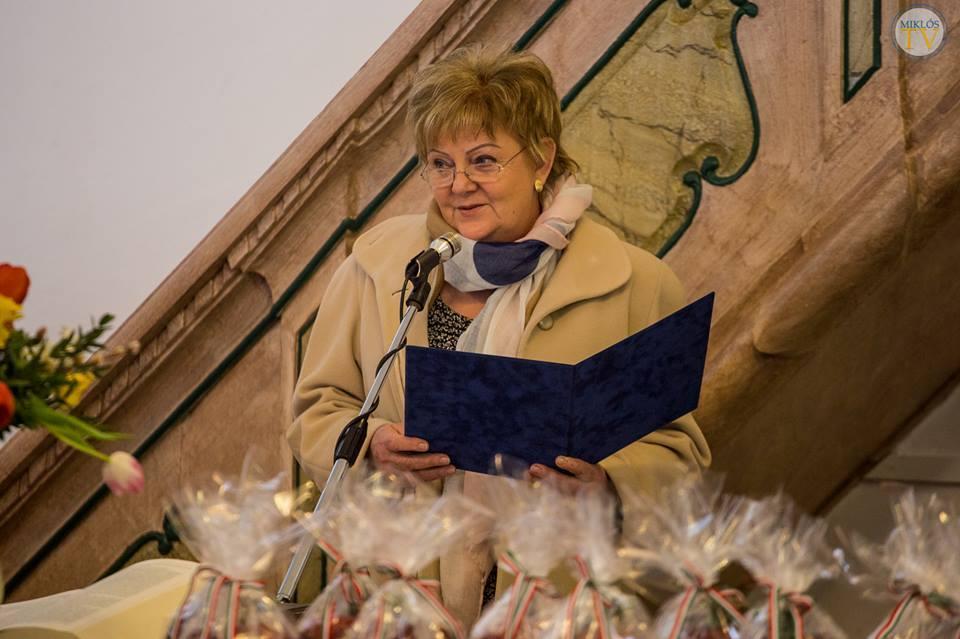A templomkertben Wass Albert szobrát megkoszorúzta a i Református Egyházközség nevében Szabó József Elnöklelkész Úr, a Bethlen Gábor Iskola nevében Virágné Katona Zsuzsanna igazgató, Város nevében