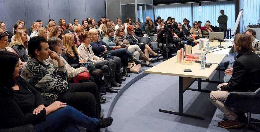 Ahány író annyiféle, KONTAKTZÓNA avagy két dudás egy csárdában 2018 november 29-én a Magyar Tanszék Kontaktzóna rendezvénysorozata keretében két magyarországi író, Cserna Szabó András és Kiss László