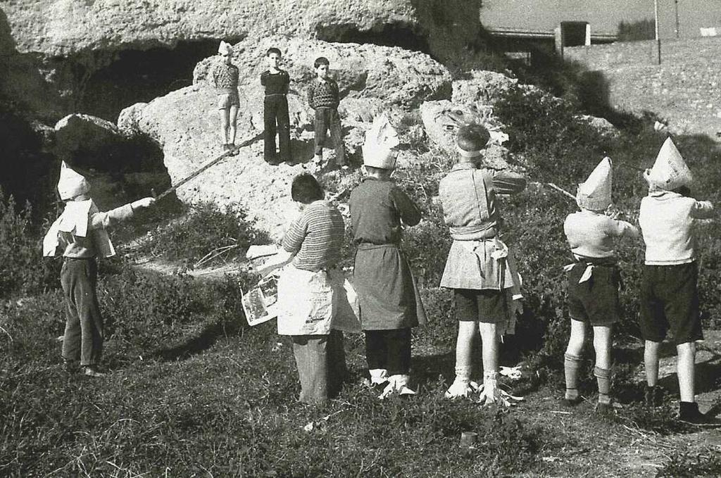 Ágyúk elé kötözött felkelők brit-indiában sortüzesdit játszó gyerekek a spanyol polgárháborúban bűncselekmények, népirtások, hadifoglyok kivégzése esetén találkozunk vele és sokkal tömegesebb