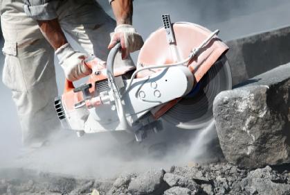 (jármű kipufogók és dízelolaj, a magas hőfokon terített bitumen és aszfalt stb.