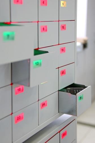 Bejelentkezés után azokon a kulcshelyeken, melyek kulcsainak elvitelére Ön jogosult, a LED zöldre vált, a kulcsok elvihetőek. Az eseménynapló rögzíti az ajtónyitó személy azonosítóját.