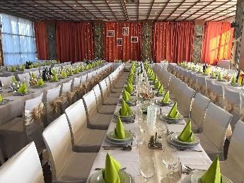 Süteményt és tortát is hozhatnak a kedves vendégek (előírásoknak megfelelően, eredetigazolással). A menyasszonyi tortát szakszerűen tároljuk, és kérésüknek megfelelően szervírozzuk.