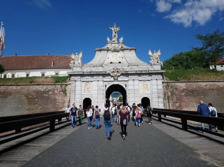 A 3. Nap Gyulafehérvár (május 13. vasárnap) Gyönyörű vasárnap reggelre ébredtünk. A függönyön keresztül sütött be a napfény. Az előző napi fáradalmakat kipihenve reggelizni indultunk.