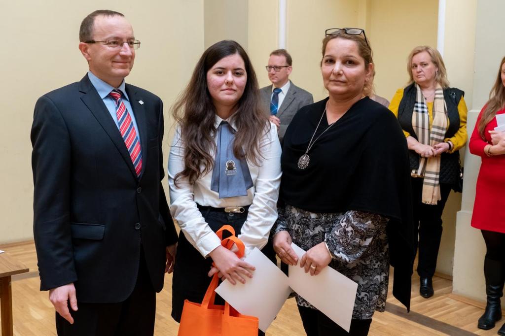 Az eredményhirdetés örömteli pillanatai Sümeghy Gyula átadta a verseny fődíját