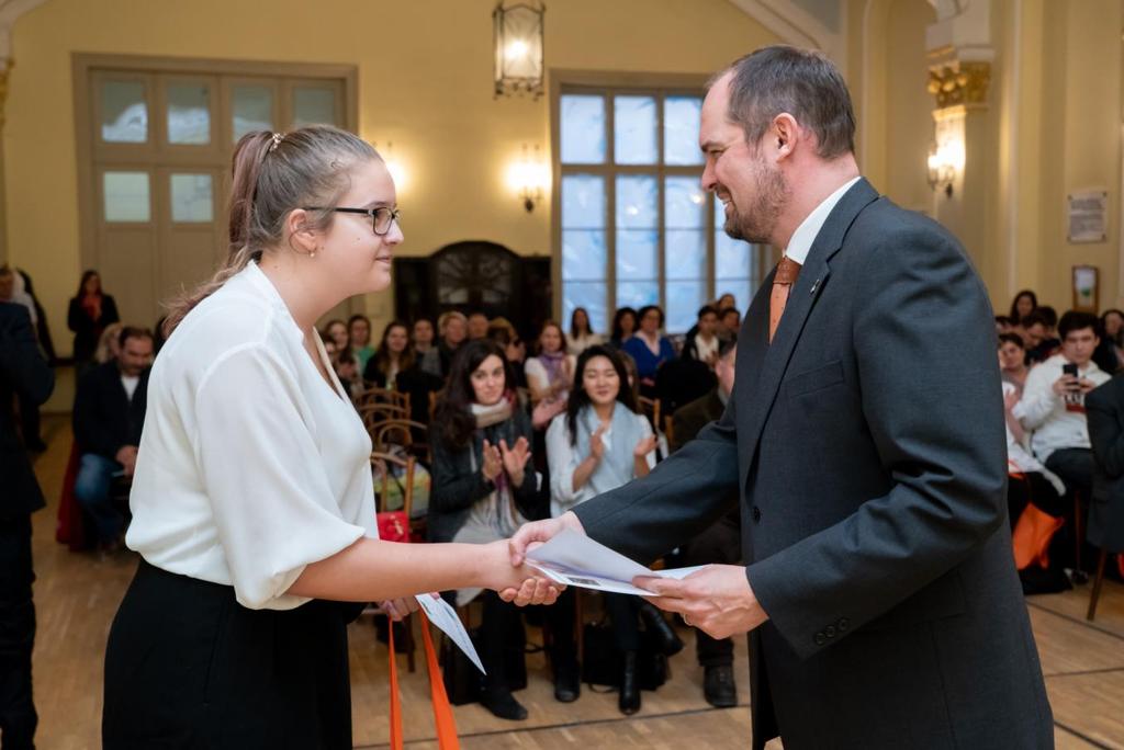 Szontagh Pál átadja a budapesti iskolák nyertesének, Pávó Anna Zsófiának a