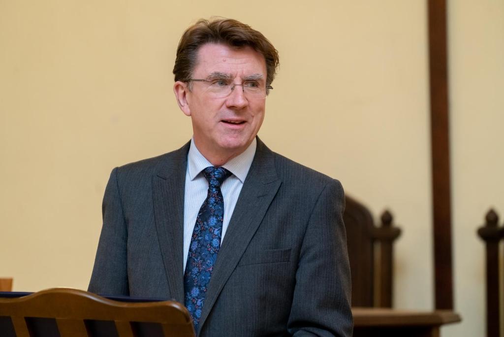 Intézet igazgatója OBE Iain