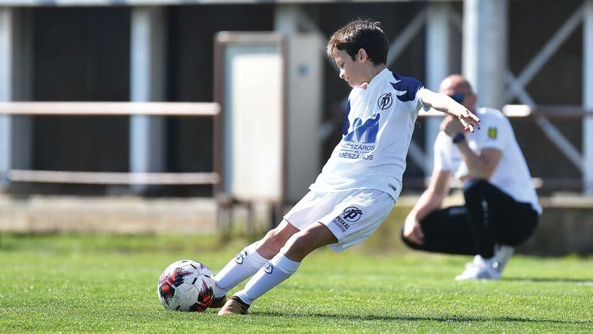 U12 U12 PUSKÁS-DIADAL Idén harmadízben rendeztük meg a Puskás 10 tornát, a két esztendővel ezelőtt Öcsi bácsi kilencvenedik születésnapjának apropóján életre hívott U12-es nemzetközi utánpótlástornát.
