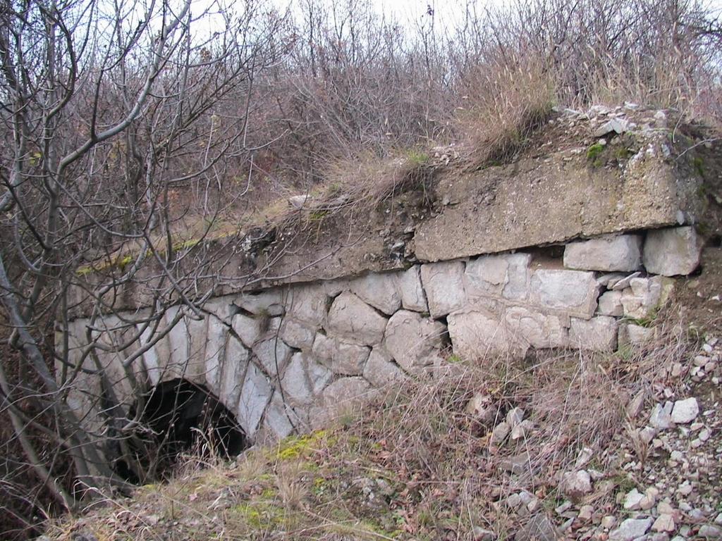 A Csák-hegyi sikló A sikló kő boltozású aluljárója A siklópálya és a csatlakozó iparvasúti vágányok al- és felépítményi munkáit a Szobi Kőbánya Rt. végezte, Mende Emil igazgató tervei alapján.