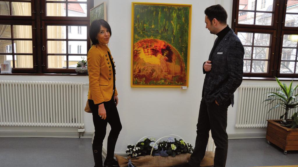 17 Kultur und Schulen Künstlerin Sibylle Henkel und Dezernent Jens Kabisch bei der Vernissage.