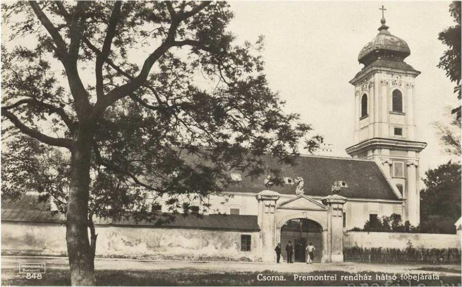 21 kerttel, attól fal, kapu és gazdasági épületek sora választotta el. A park déli kapuja napjainkig fennmaradt. A rend 1950.