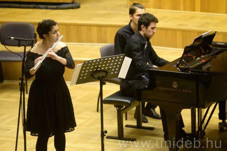 hangszerek és ének közül választhatnak, valamint kötelező zenekari gyakorlaton is részt vesznek a Kőbányai Zenei Stúdió ismert zenésztanárainak irányításával. III.