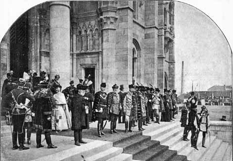 ünnepségek idején. Az eljárás természetesen gesztusértékű. Az, hogy szándéka a millennium jelentőségének csökkentése volt, az uralkodó más lépéseiből is kiderült.