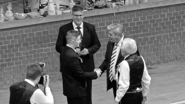 fogyaszthatták el a résztvevők, majd aki még bírta, az tovább sportolhatott. Molnár Mihály Éjfél körül megérkezett Lagzi Lajcsi is, aki műsorával még fokozta a már addig is kialakult jó hangulatot.
