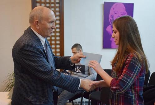 A megnyitóünnepség után a gimnázium vezetői és a versenyek névadóinak családtagjai közösen megkoszorúzták Fábri