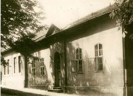 38 Catastrum 2. évfolyam (2015), 1. szám, 34 42. Szabadság tér, katolikus iskola, 1970-es évek (épült 1879-ben), ma Szent Imre Általános Iskola (GVM Fotótár) gyárak, intézmények helyének megjelölése.